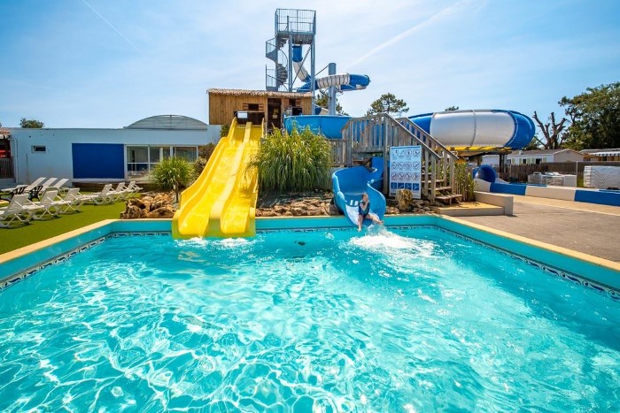 Choisir un camping avec animations et toboggans en Vendée