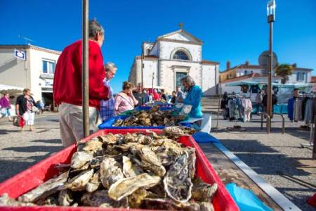 Le marché de Bretignolles-sur-Mer, jeudi et dimanche de 8h à 12h30. 